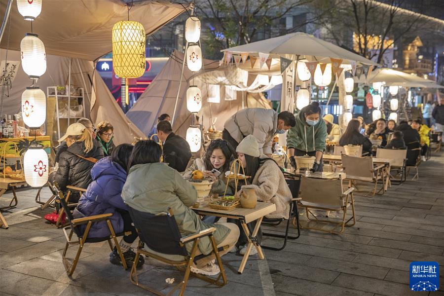 （鏡觀中國·新華社國內(nèi)新聞?wù)掌恢芫x）（6）點亮沿江“夜經(jīng)濟(jì)”