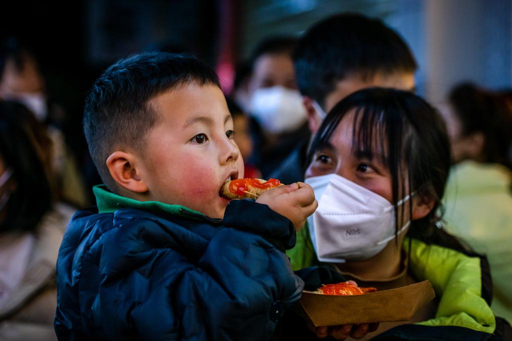 新華全媒+丨鏡頭里的中國年——享美食 過大年