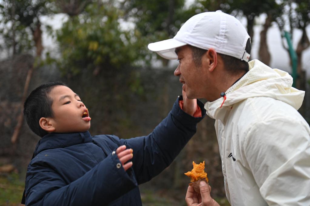 新華全媒+丨這位父親，推著兒子跑過56個馬拉松