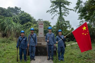 國道之行 從雪山奔向大海｜49年，他們帶著國旗走了25萬公里