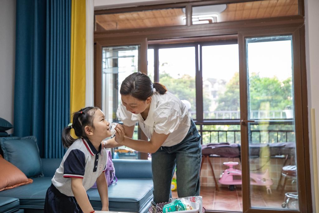 重慶6歲腦癱女孩豆豆上學了