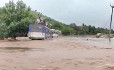 印度暴雨公路成河 超百人失蹤